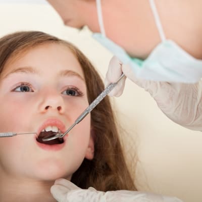 En ung flicka hos tandläkaren.