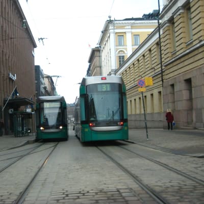 Två spårvagnar möts på Alexandersgatan