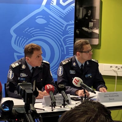 Lasse Aapio och Ilkka Koskimäki på Helsingforspolisens presstillfälle.