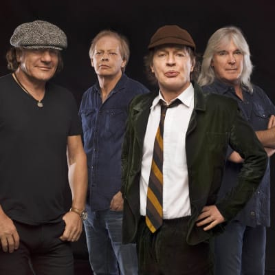 AC/DC soittajat poseeraavat kameralle