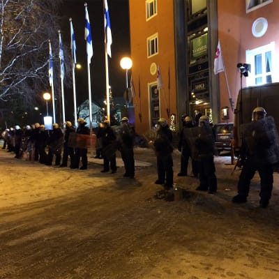 Poliisi valvoo itsenäisyyspäivän juhlien jatkopaikkaa hotelli Tammeria