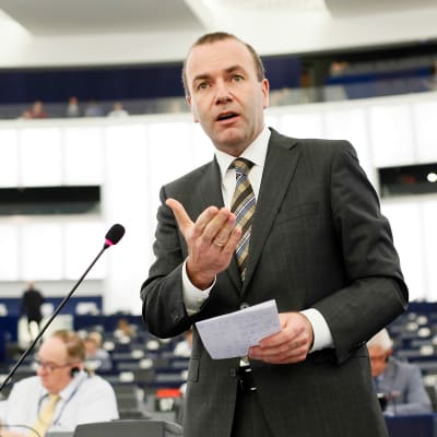 Manfred Weber puhumassa Euroopan parlamentissa, Strasbourgissa kesäkuussa 2016.