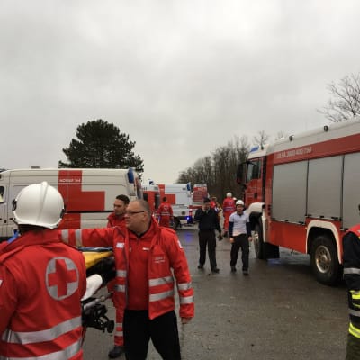 Brandbilar och räddningsmanskap samlade utanför en gasanläggning i Österrike.
