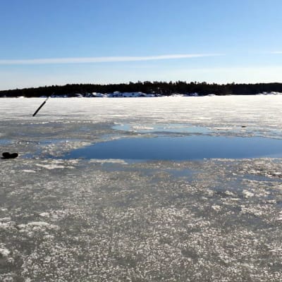 En stövel finns kvar på iskanten efter att en man räddats ur en isvak.