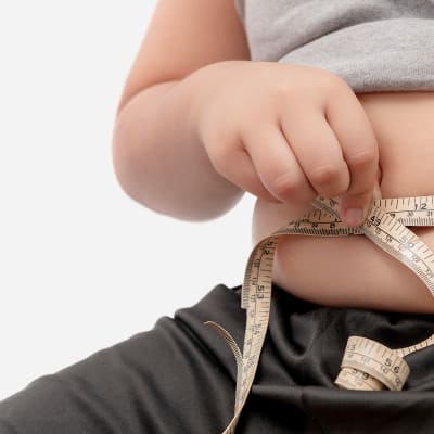 Lapsi mittaa vatsanympärystään