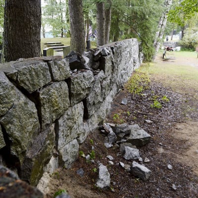 Sortunut muuri Hietaniemen hautausmaalla 20. elokuuta.
