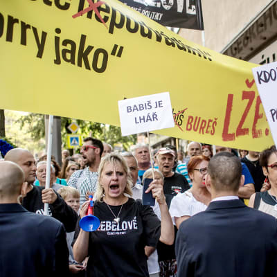 Prahan keskustaan kokoontuneen mielenosoittajat vastustivat pääministeri Andrej Babišia.
