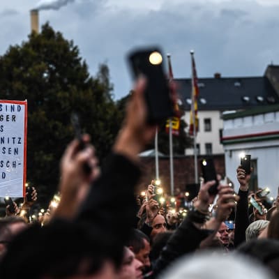 Mielenosoittajat kokoontuivat torstaina Chemnitzin jalkapallostadionin tuntumaan oikeistolaisen Pro Chemnitz -ryhmän koolle kutsumaan protestiin.