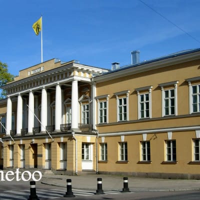Åbo Akademis huvudbyggnad med metoo-text ovanpå.