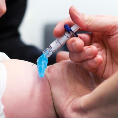 vauvaa rokotetaan