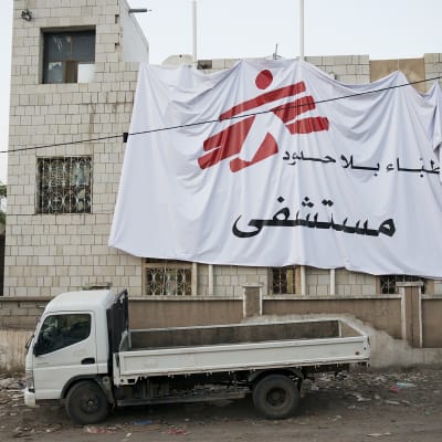 Lääkärit ilman rajoja (MSF) -järjestön rakennus Qatabassa Al-Dalin maakunnassa vuonna 2015.
