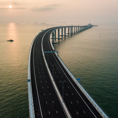 55 kilometriä pitkä silta sitoo toisiinsa Hongkongin ja Macaon