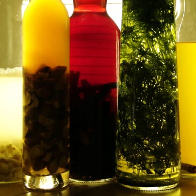 Snapsflaskor i olika färger och med olika kryddor