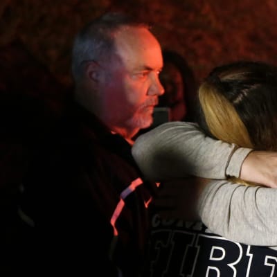 Ammuskelua paennut nainen halasi sukulaistaan Thousand Oaksissa torstaina.
