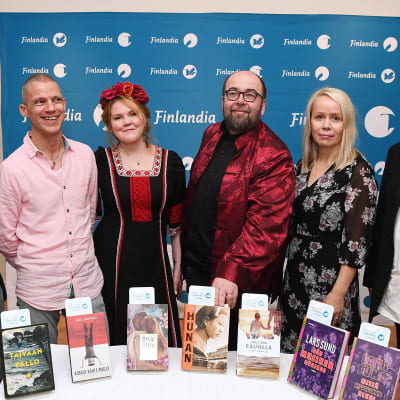 Vasemmalta, Olli Jalonen (Taivaanpallo), Jari Järvelä (Kosken kahta puolta), Katja Kettu (Rose on poissa), Pekka J. Mäkelä (Hunan), Pauliina Rauhala (Synninkantajat) ja Lars Sund, (Där musiken började / Missä musiikki alkoi) vuoden 2018 kaunokirjallisuuden Finlandia-palkinnon ehdokkaiden julkistamistilaisuudessa Helsingissä 9. marraskuuta