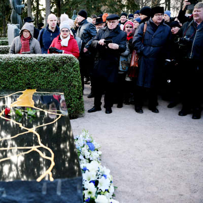 Presidentti Mauno Koiviston hautamuistomerkki paljastustilaisuudessa Hietaniemen hautausmaalla Helsingissä 25. marraskuuta