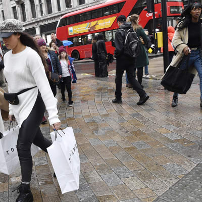 Shoppailijoita Oxford Streetilla Lontoossa 7. joulukuuta.