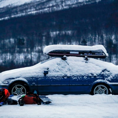Kadonneiden hiihtäjien auto Tamokdalenissa, Norjassa 4. tammikuuta.