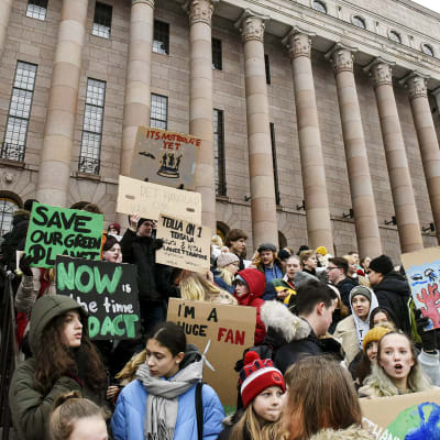 Koululaiset osoittivat mieltään ilmastonmuutosta vastaan eduskuntatalon edustalla Helsingissä 11. tammikuuta.