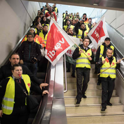 Turvatarkastajat osoittivat mieltään Kölnin lentokentällä 10. tammikuuta.