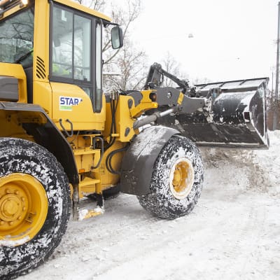 traktori kolaamassa lunta