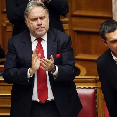 Kreikan ulkoministeri George Katrougalos taputti Kreikan pääministeri Alexis Tsiprasin puheen jälkeen Kreikan parlamentissa Ateenassa perjantaina.