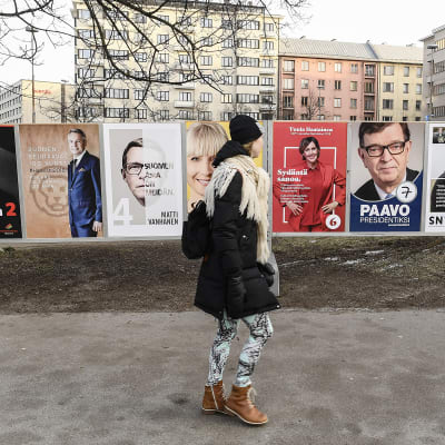 Presidentinvaalimainoksia Töölöntorilla Helsingissä tammikuussa 2018.