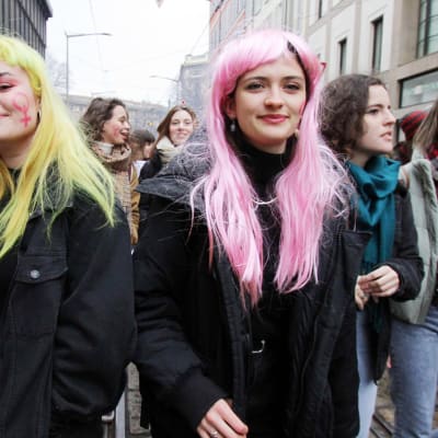 Naisopiskelijat marssivat Milanossa naistenpäivän aattona 7. maaliskuuta.