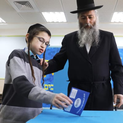 Ortodoksijuutalainen äänestämässä Jerusalemissa tiistaina.