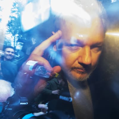 Julian Assange kuvattuna vankila-autossa Southwarkin oikeustalolla Lontoossa 1. toukokuuta.