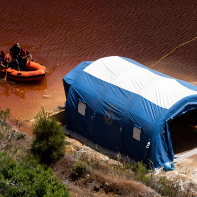 Viranomaiset etsivät ruumiita ”Punaisesta järvestä” Kyproksella 29. huhtikuuta.