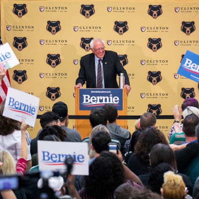 Bernie Sanders puhumassa kannattajilleen Clinton Collegessa, Etelä-Carolinassa 22. kesäkuuta.