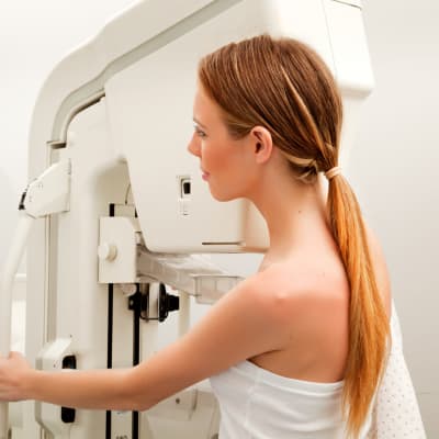 kvinna i mammografiundersökning
