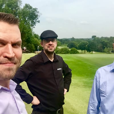 Soil Scoutin Jalmari Talola, Johannes Tiusanen ja Jussi Sirkiä singaporelaisella golf-kentällä. Yhtiön anturi auttaa säästämään vettä ja kasvattamaan satoja. 
