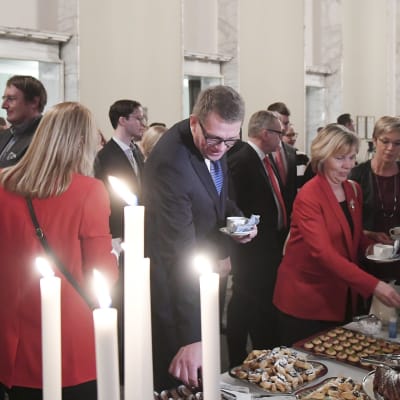 Puhemies Matti Vanhanen vierellään oikeusministeri Anna-Maja Henriksson ja Veronica Rehn-Kivi eduskunnan puhemiehen perinteisillä joulukahveilla valtiosalissa eduskunnassa perjantaina.