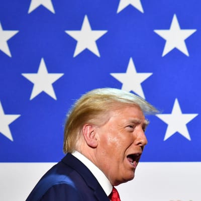 Donald Trump ja tähtilippu taustalla