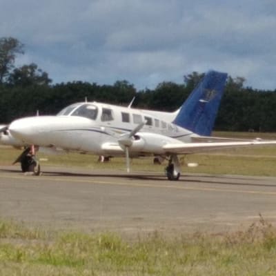 Huumesalakuljettajien käyttämä, kaksimoottorinen Cessna-pienkone.
