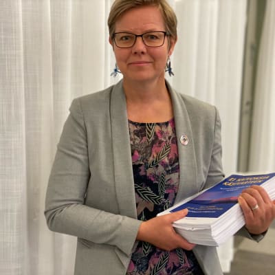 Ympäristö- ja ilmastoministeri Krista Mikkonen vastaanotti 37 200 nimen "Ei kaivoksia Käsivarteen" -adressin Helsingissä. 