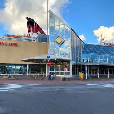 M/S Amorella Viking Linen terminaalissa Turun satamassa.