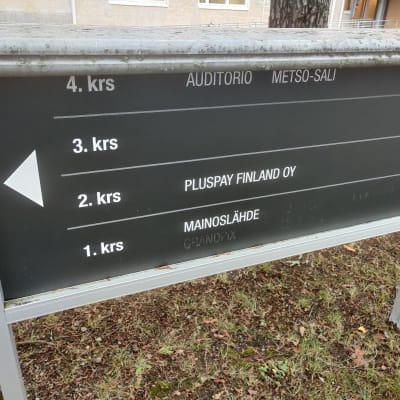 Kyltti, jossa lukee Pluspay Finlandin nimi.