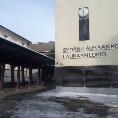 Sydän-Laukaan koulun ja Laukaan lukion piha.