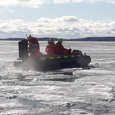 Pirkanmaan pelastuslaitoksen ilmatyynyalus kulkee järven jäällä.
