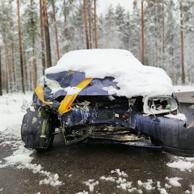 Onnettomuudessa ruttaantuneen auton keula Kajaanintiellä.