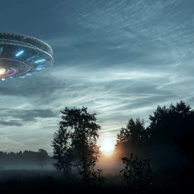 Konstnärens vision av ett UFO ovanför en äng.
