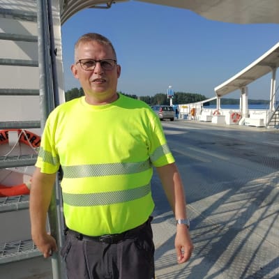 Lossinkuljettaja Pekka Vänskä työpaikallaan Liperin Arvinsalmella heinäkuussa 2021.