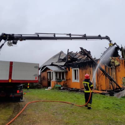Pelastuslaitos sammuttaa asuinrakennuksen tulipaloa Hankasalmella.