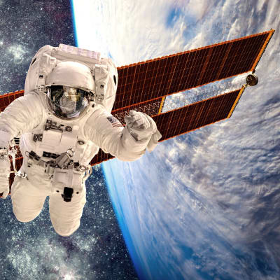 Astronaut på rymdpromenad vid Internationella rymdstationen.