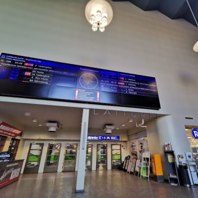 Tampereen rautatieaseman infotaulussa on häiriöitä.