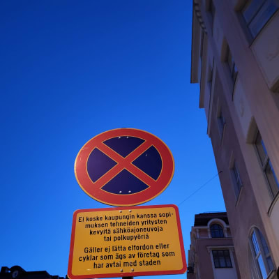 Bild på nytt trafikmärke som reserverar vissa områden i Helsingfors till parkering för elsparkcyklarna.