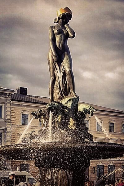 Staty med naken kvinna.